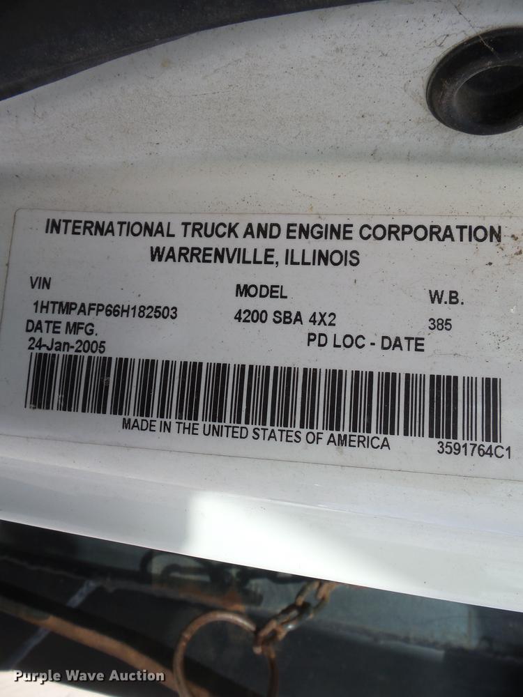 image for item DA2471 2006 International 4200 dump truck