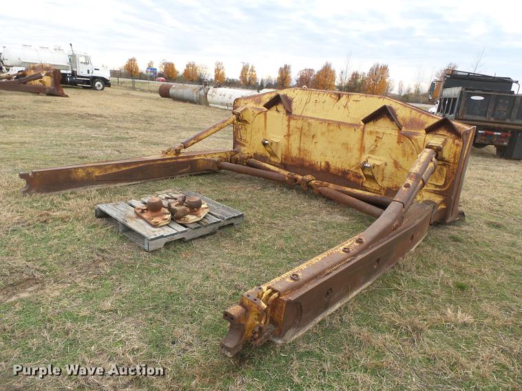 image for item DA2476 Komatsu 135 SU single tilt dozer blade