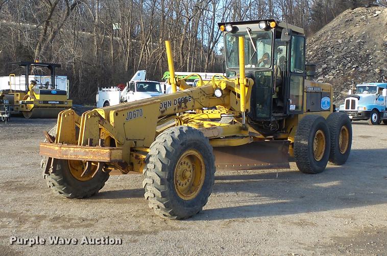 image for item DA3565 1976 John Deere 670 motor grader