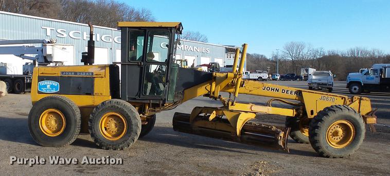 image for item DA3565 1976 John Deere 670 motor grader