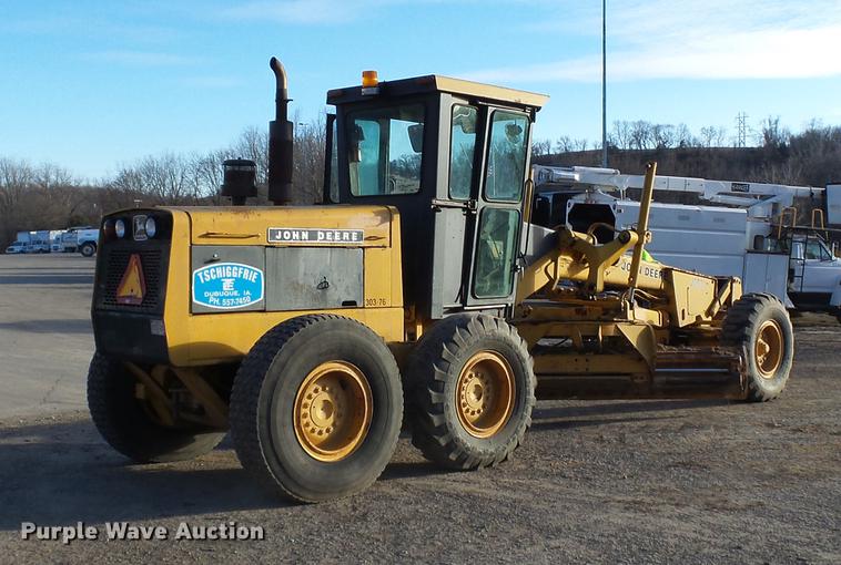 image for item DA3565 1976 John Deere 670 motor grader