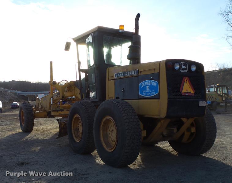 image for item DA3565 1976 John Deere 670 motor grader