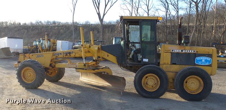 image for item DA3565 1976 John Deere 670 motor grader