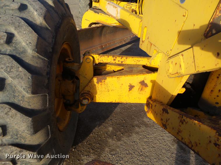 image for item DA3565 1976 John Deere 670 motor grader