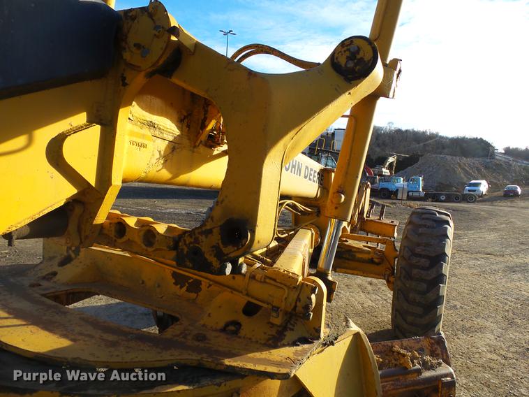 image for item DA3565 1976 John Deere 670 motor grader