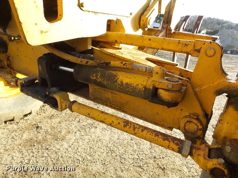 image for item DA3565 1976 John Deere 670 motor grader