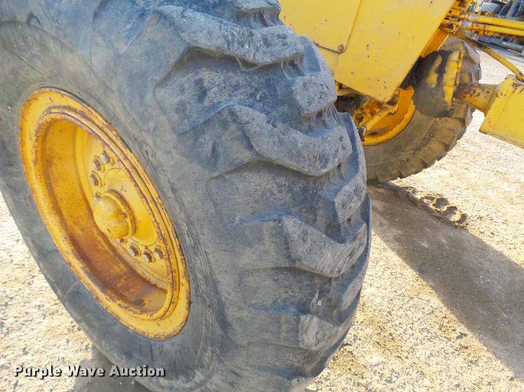 image for item DA3565 1976 John Deere 670 motor grader