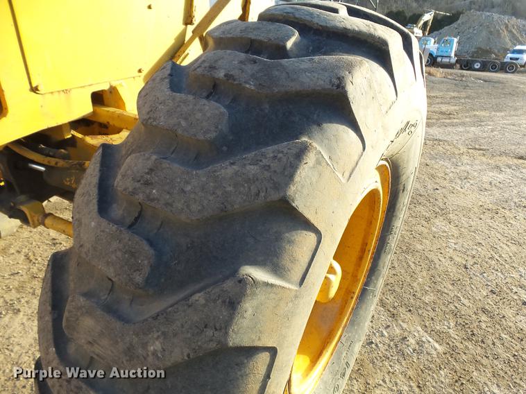 image for item DA3565 1976 John Deere 670 motor grader