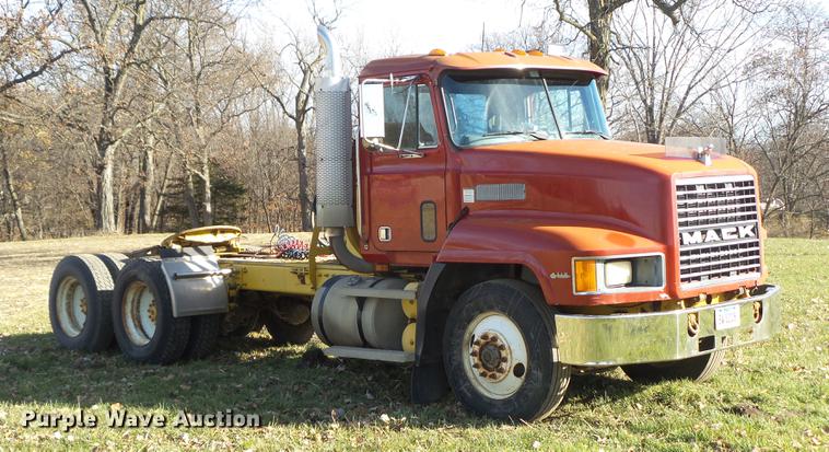 image for item DA7011 1991 Mack CH613 semi truck