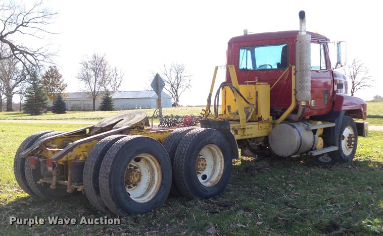image for item DA7011 1991 Mack CH613 semi truck
