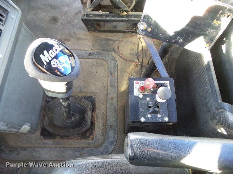 image for item DA7011 1991 Mack CH613 semi truck