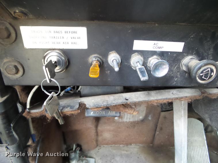 image for item DA7013 1989 International F-9370 dump truck