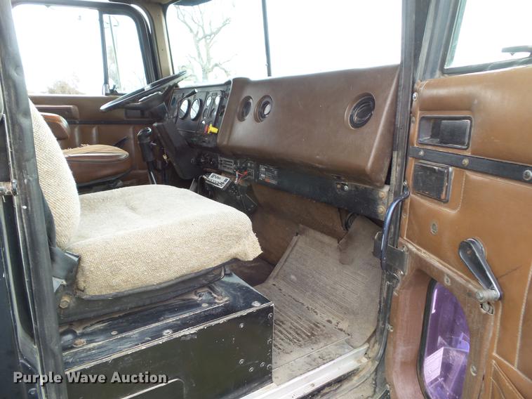 image for item DA7013 1989 International F-9370 dump truck