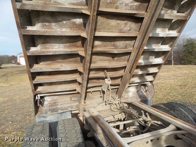 image for item DA7013 1989 International F-9370 dump truck