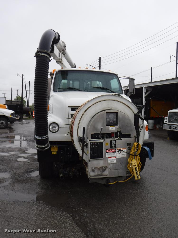 image for item DA8189 2004 Sterling L7500 vacuum truck