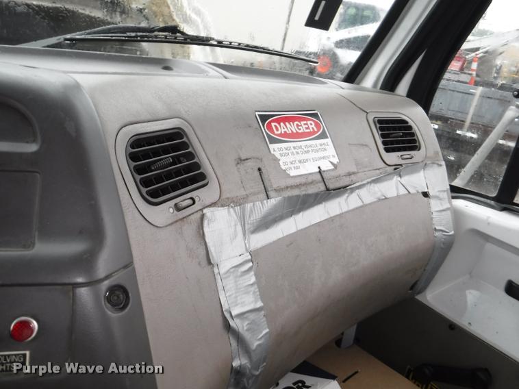 image for item DA8189 2004 Sterling L7500 vacuum truck