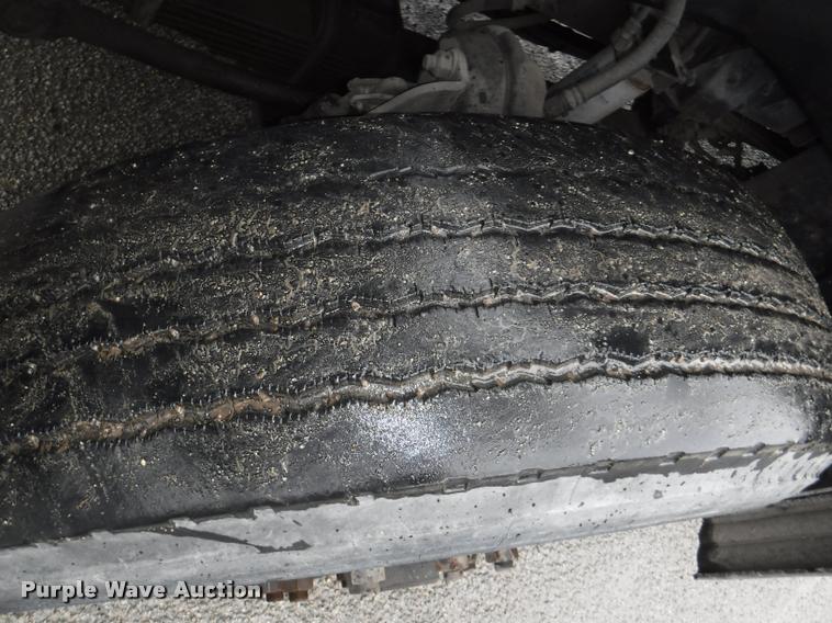 image for item DA8189 2004 Sterling L7500 vacuum truck