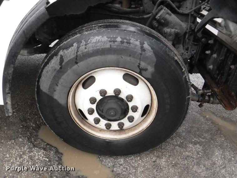 image for item DA8189 2004 Sterling L7500 vacuum truck