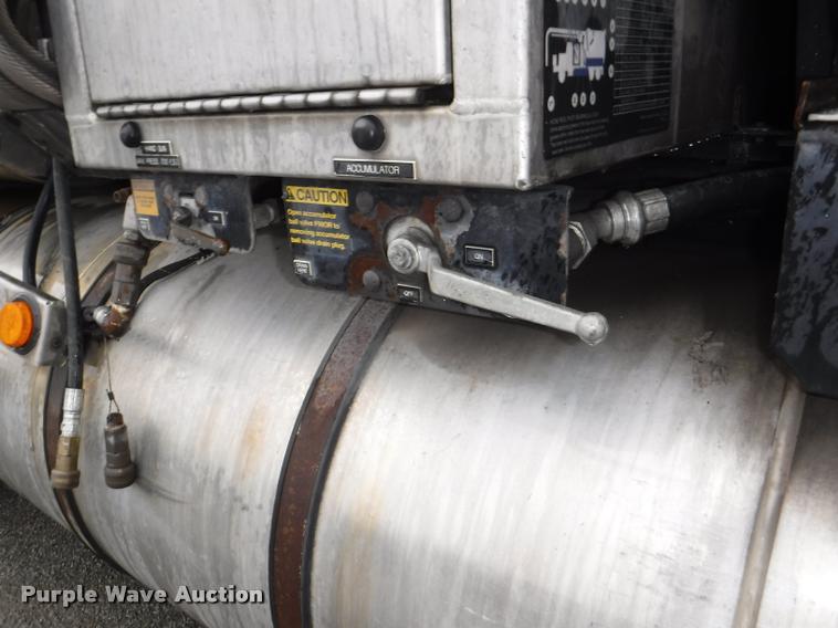 image for item DA8189 2004 Sterling L7500 vacuum truck