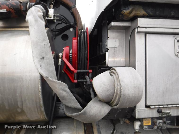 image for item DA8189 2004 Sterling L7500 vacuum truck