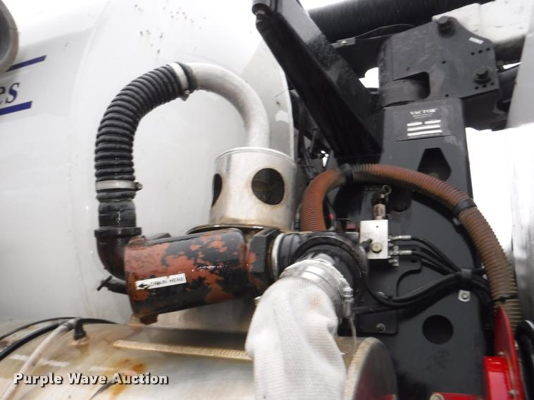 image for item DA8189 2004 Sterling L7500 vacuum truck