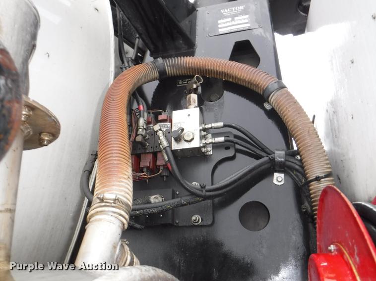 image for item DA8189 2004 Sterling L7500 vacuum truck