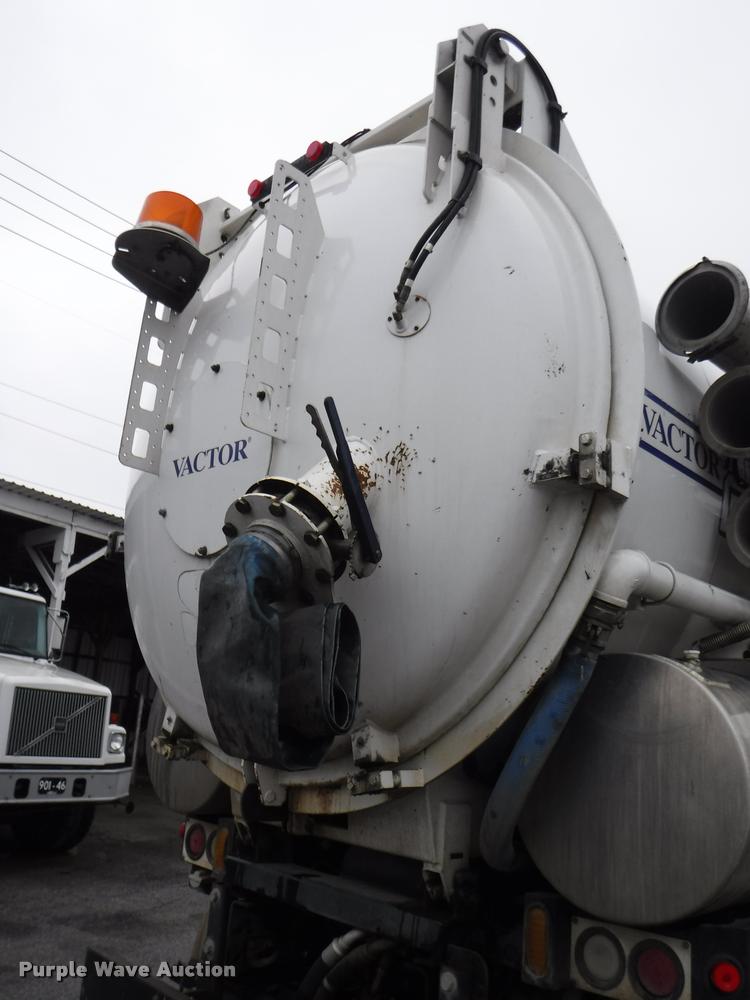 image for item DA8189 2004 Sterling L7500 vacuum truck