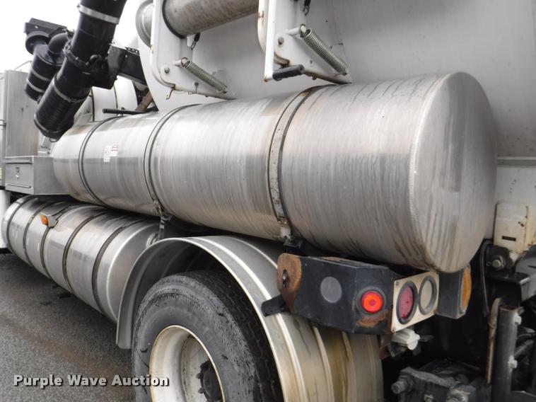 image for item DA8189 2004 Sterling L7500 vacuum truck
