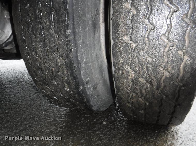 image for item DA8189 2004 Sterling L7500 vacuum truck