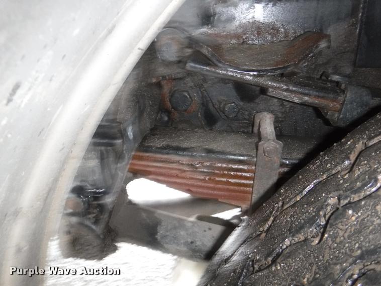 image for item DA8189 2004 Sterling L7500 vacuum truck