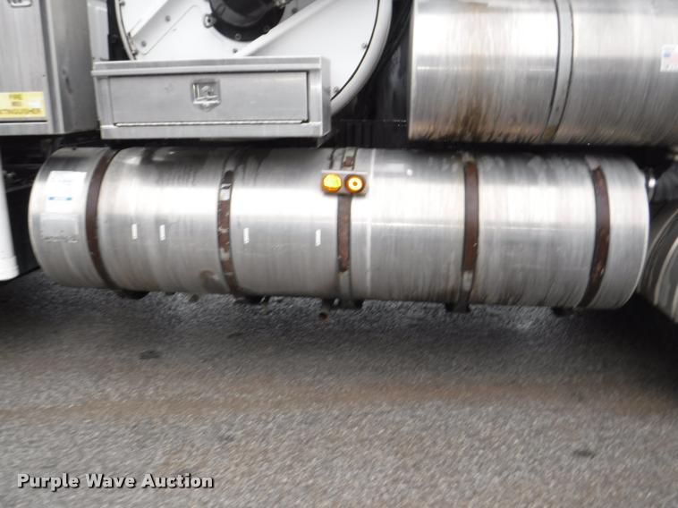 image for item DA8189 2004 Sterling L7500 vacuum truck