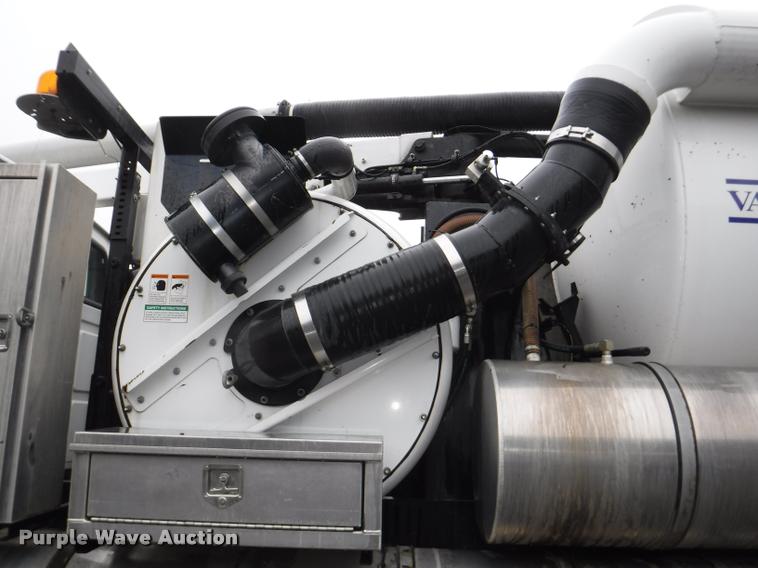 image for item DA8189 2004 Sterling L7500 vacuum truck