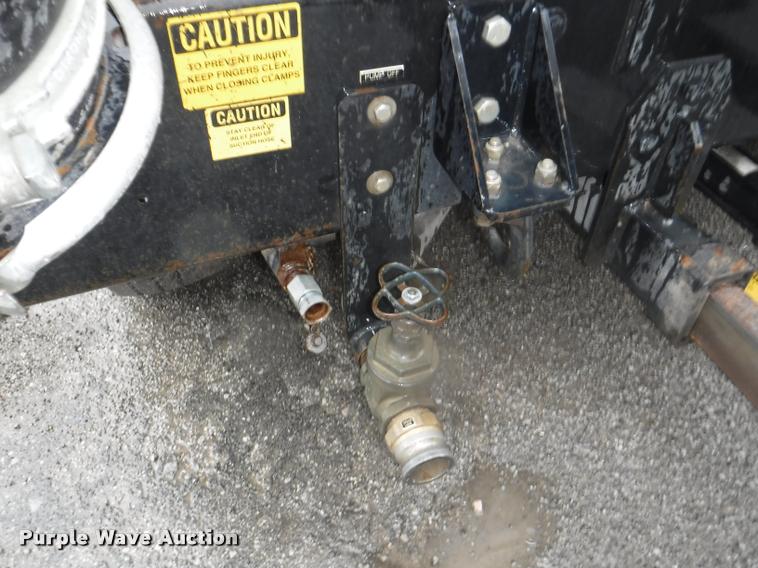 image for item DA8189 2004 Sterling L7500 vacuum truck