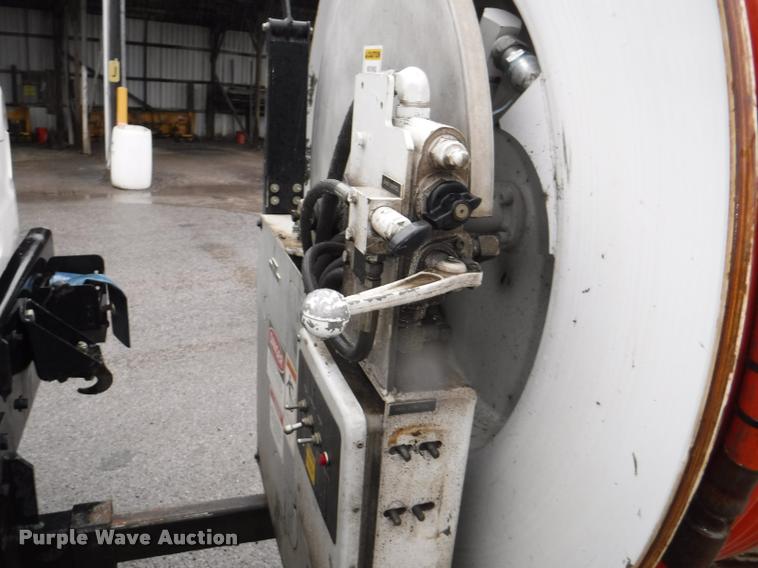 image for item DA8189 2004 Sterling L7500 vacuum truck