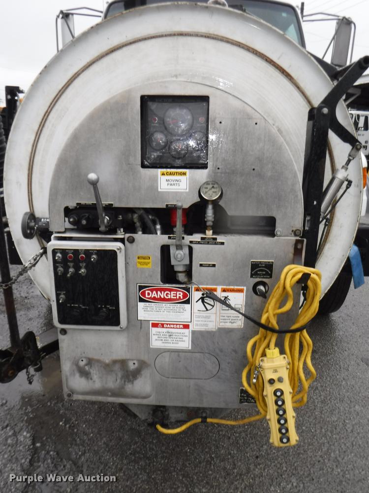 image for item DA8189 2004 Sterling L7500 vacuum truck