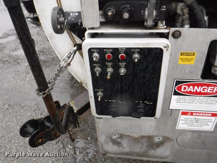 image for item DA8189 2004 Sterling L7500 vacuum truck