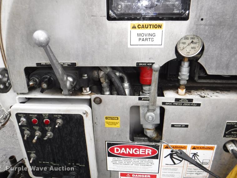 image for item DA8189 2004 Sterling L7500 vacuum truck