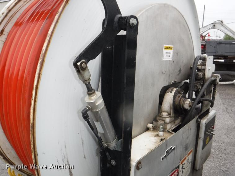 image for item DA8189 2004 Sterling L7500 vacuum truck