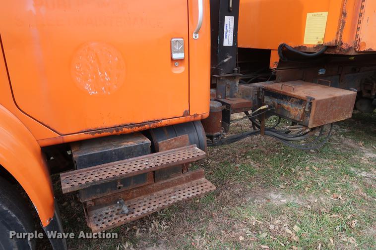 image for item DA8539 1999 International 4900 dump truck