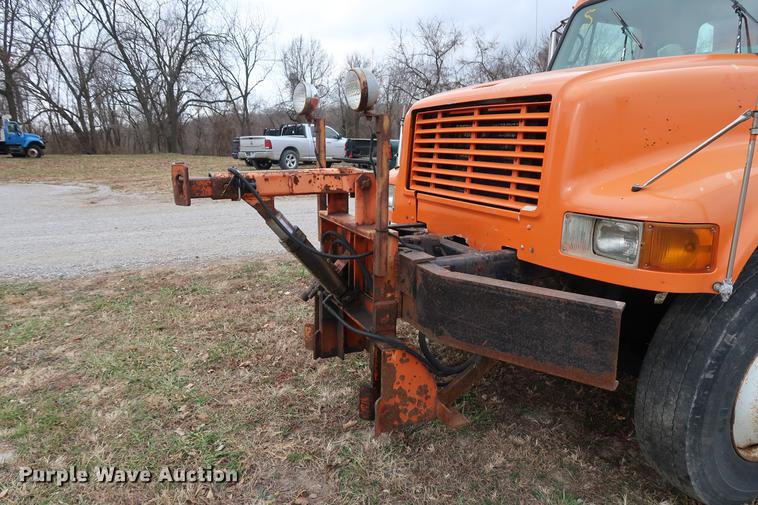 image for item DA8539 1999 International 4900 dump truck