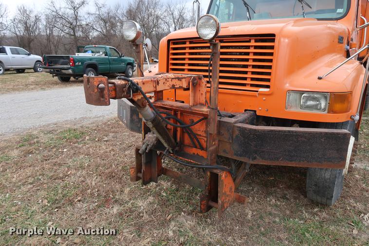image for item DA8539 1999 International 4900 dump truck