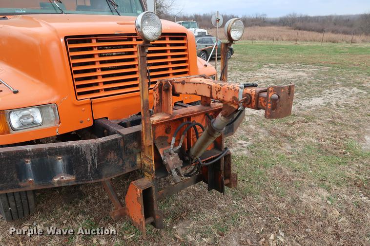 image for item DA8539 1999 International 4900 dump truck