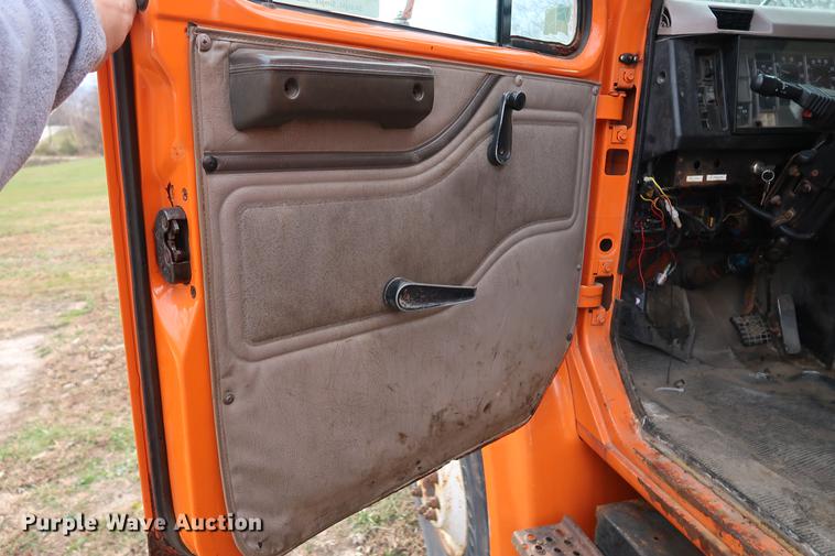 image for item DA8539 1999 International 4900 dump truck