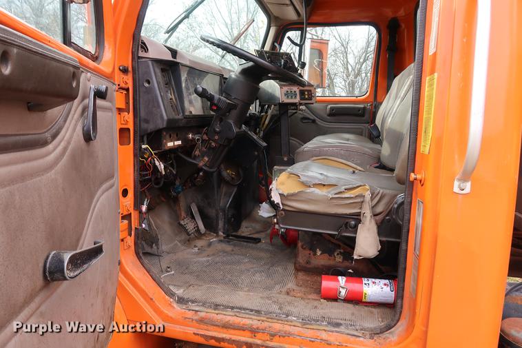 image for item DA8539 1999 International 4900 dump truck
