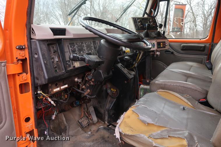 image for item DA8539 1999 International 4900 dump truck