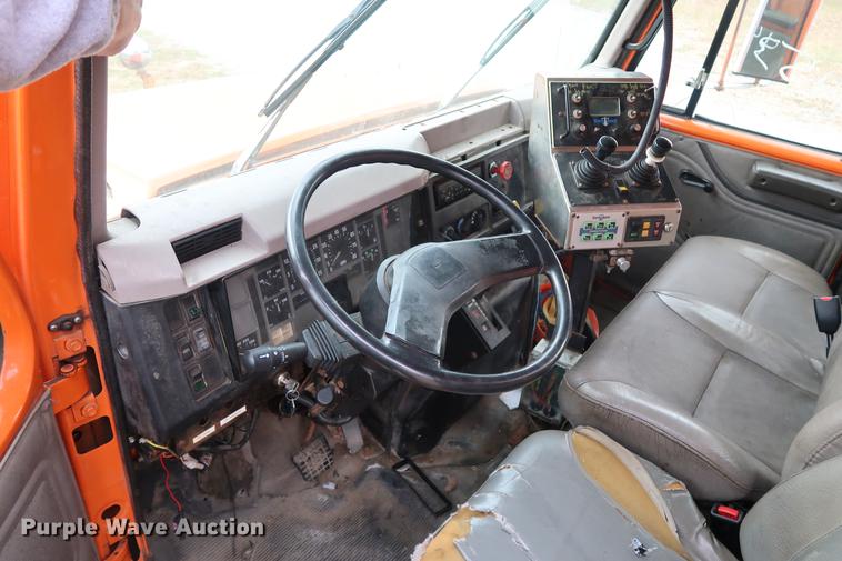 image for item DA8539 1999 International 4900 dump truck