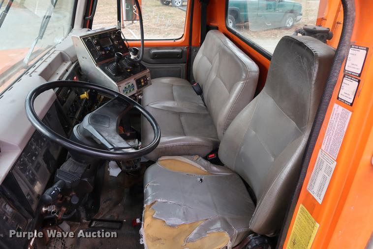 image for item DA8539 1999 International 4900 dump truck