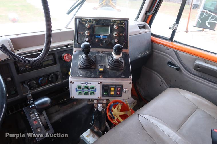 image for item DA8539 1999 International 4900 dump truck