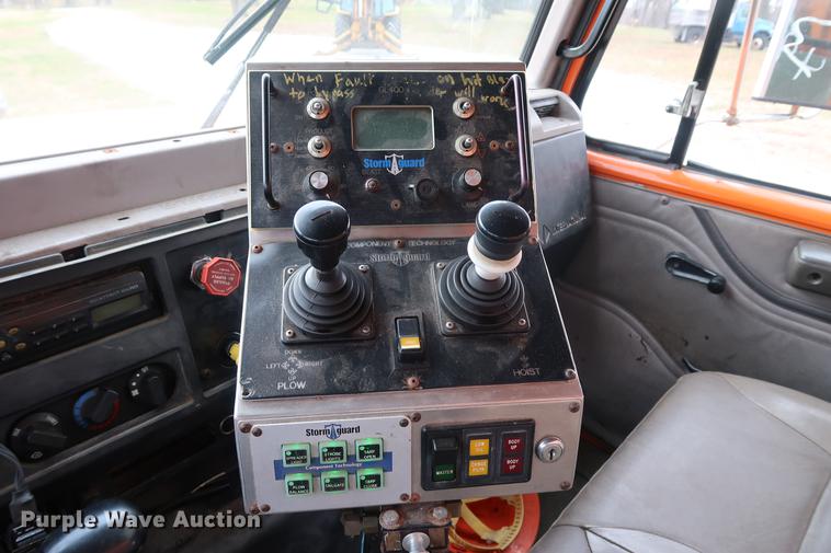 image for item DA8539 1999 International 4900 dump truck