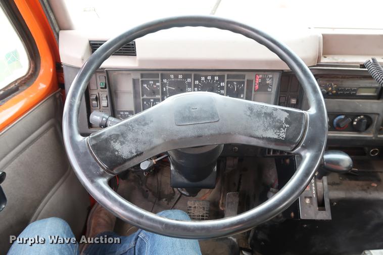 image for item DA8539 1999 International 4900 dump truck